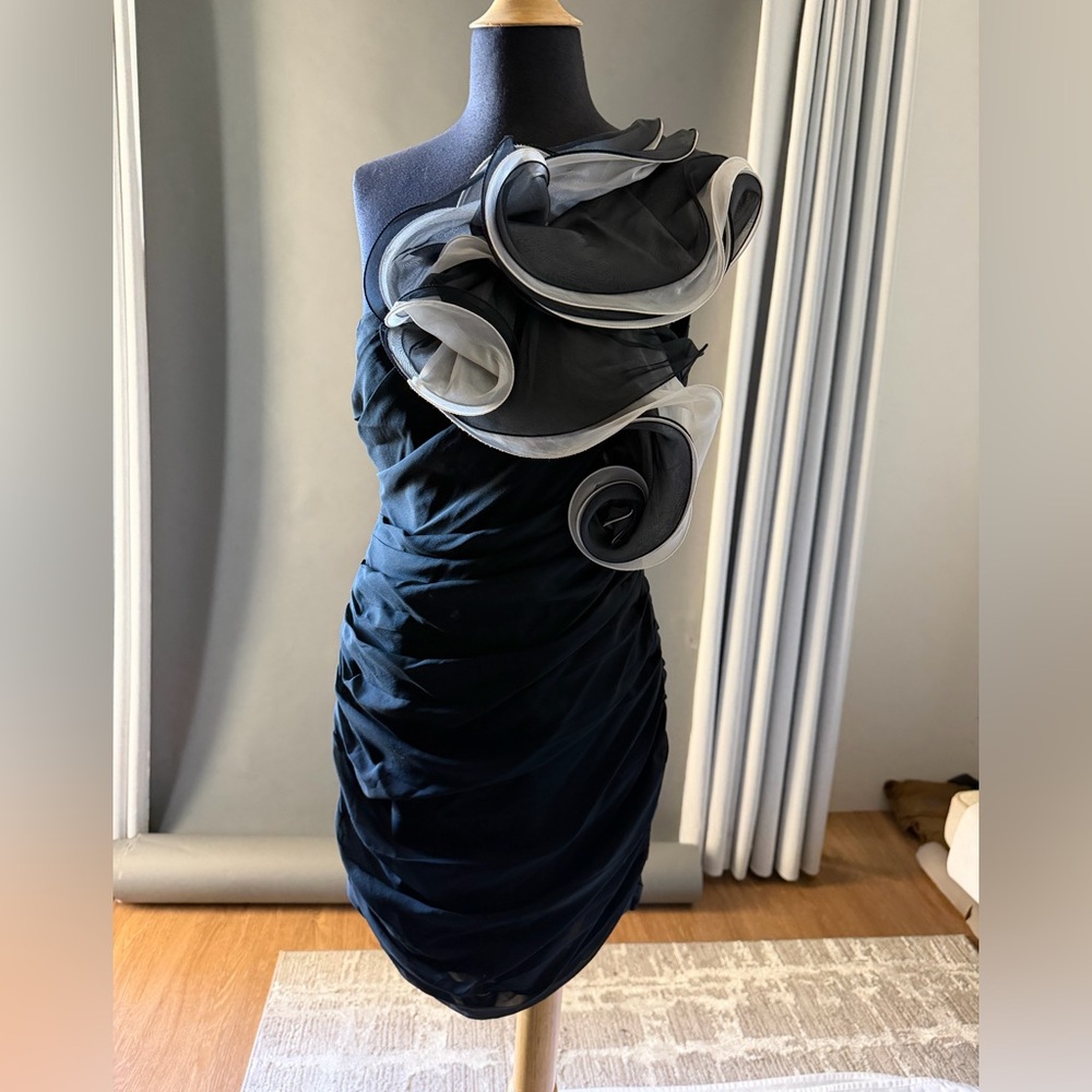 MARCHESA NOTTE EXAGGERATED ROSETTE ONE SHOULDER DRESS- Preowned, mint , sz 10 - Picture 10 of 15